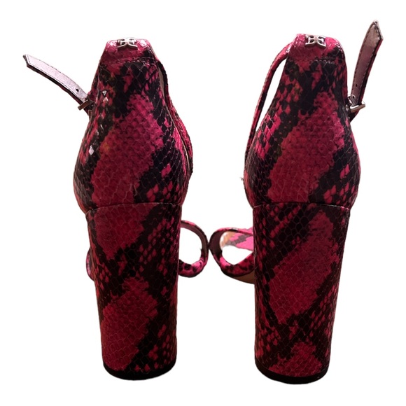 Sam Edelman Yaro shoe - NWT!
Ankle Strap
Buckle closure
Open Toe
4 in heel - Picture 4 of 5